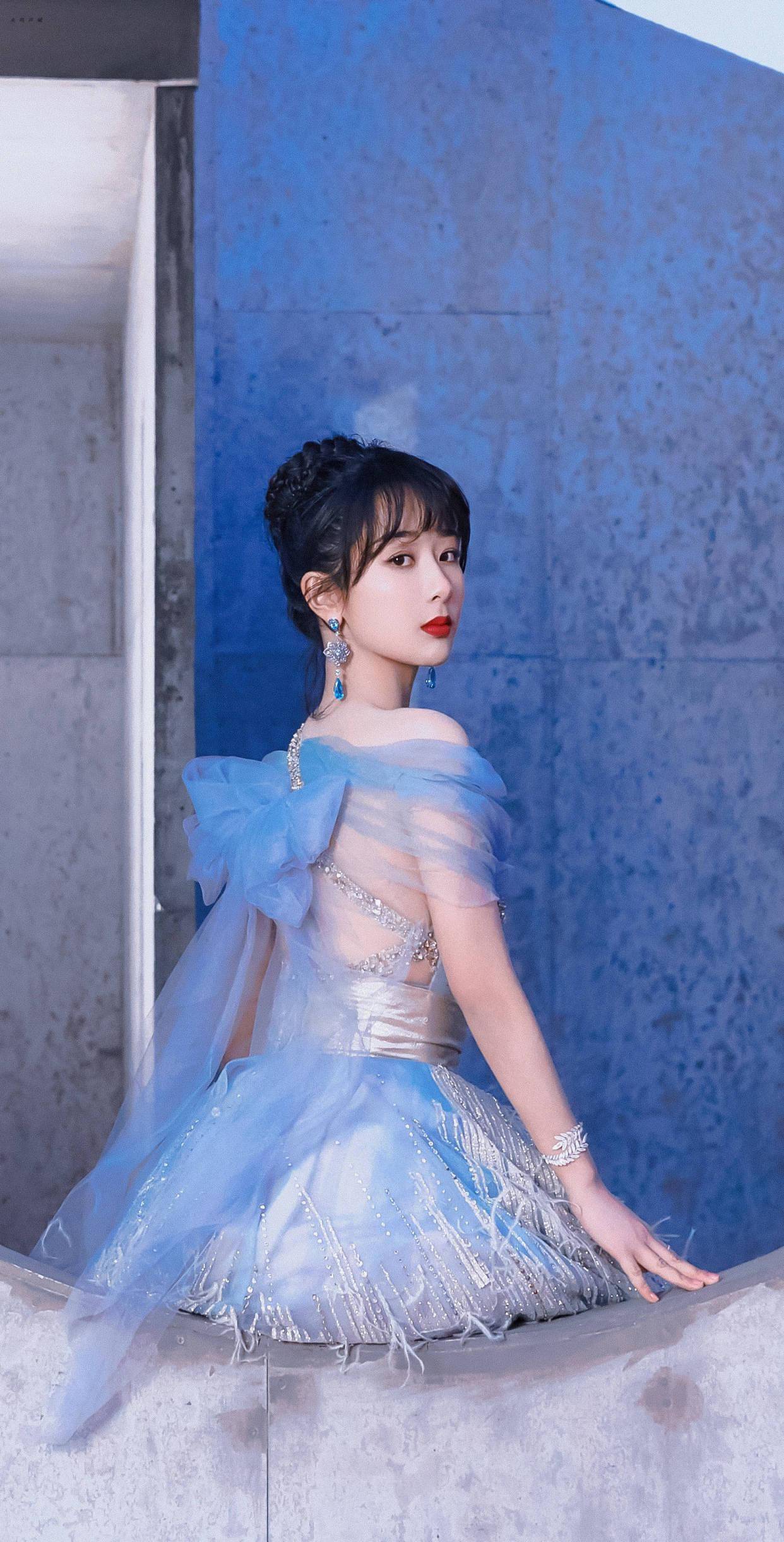 杨紫这次惊艳了一袭蓝色提花廓形裙上身优雅又温婉美出新高度