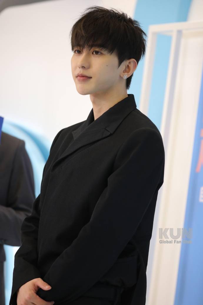 坤比例逆天,生动演绎哥哥的腿不是腿,塞纳河畔的春水,尤其他微微弯着