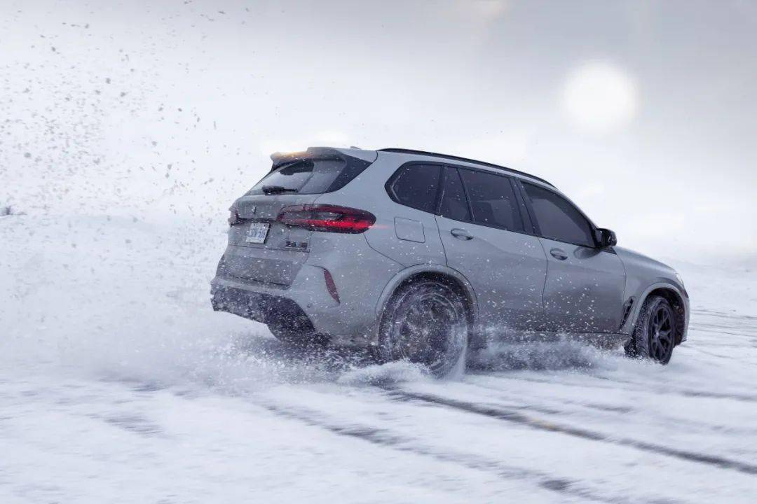 这是你想做一直没机会做的事吗全新宝马x5m雪地漂移大片欣赏