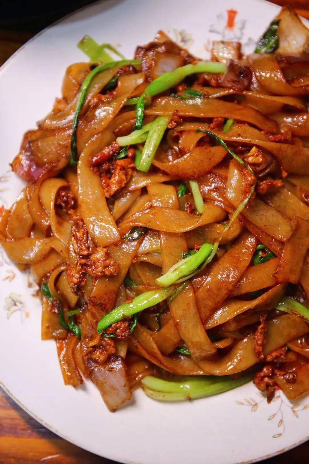 肉丝炒粉随便一勺下去都是满满的料啊!