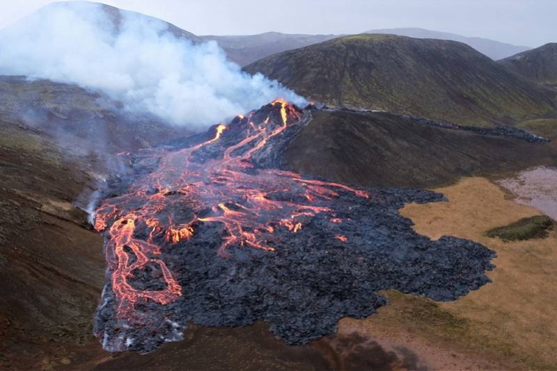 冰岛一休眠6000年火山喷发众多登山者近距离观看