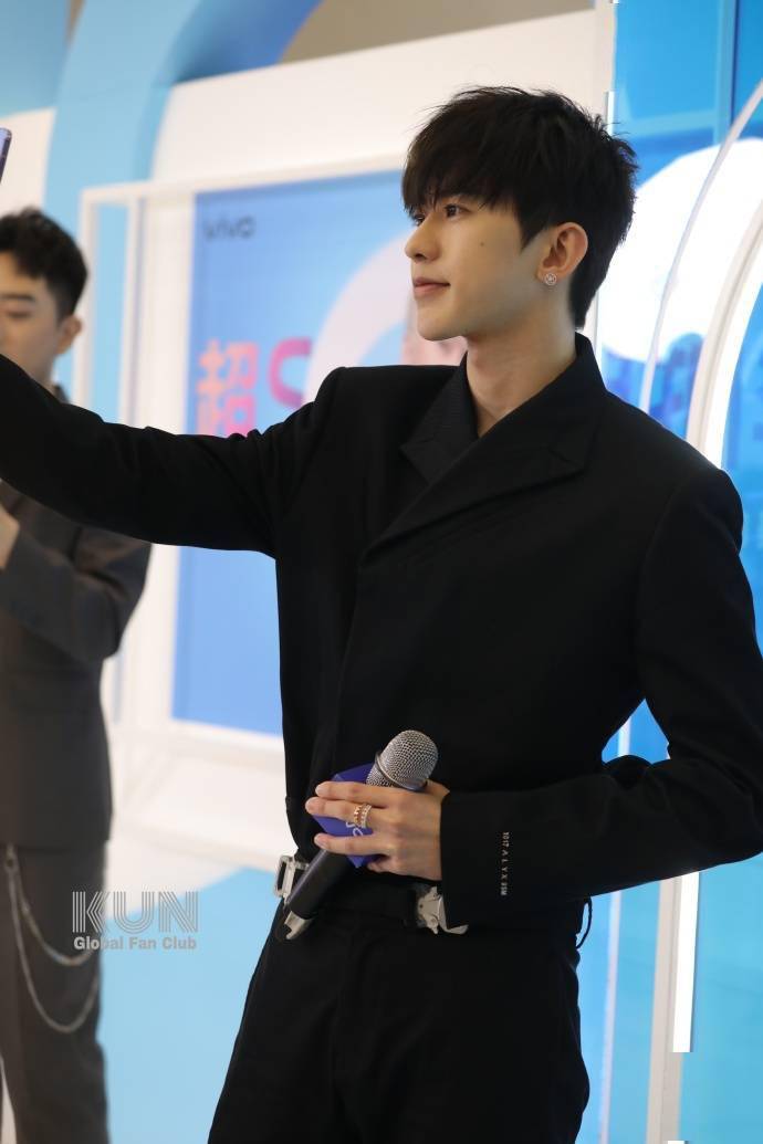 坤比例逆天,生动演绎哥哥的腿不是腿,塞纳河畔的春水,尤其他微微弯着