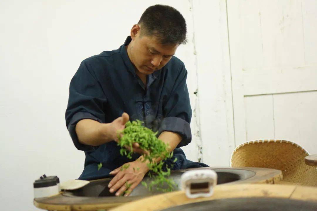 龙井茶炒制大师●杭州市旅贸工匠●一级评茶技师●一级炒茶技师唐小军