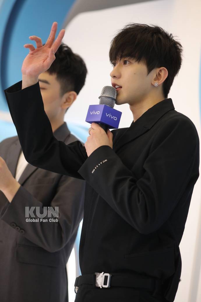 坤比例逆天,生动演绎哥哥的腿不是腿,塞纳河畔的春水,尤其他微微弯着