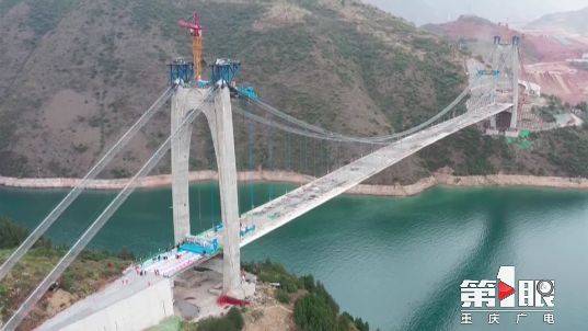巫山跨度最大双塔悬索桥成功合龙 有望10月底竣工