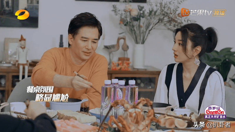 黄奕之前在节目中说过,她25岁时就在上海买房,所以那时的她已经有投资