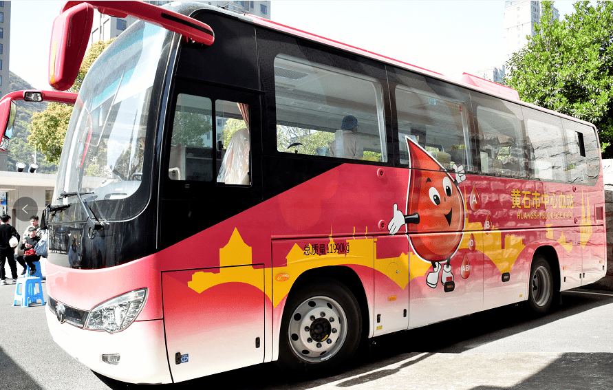 新学期新气象——疫情后"超高颜值"献血车首进校园激发"热血效应"