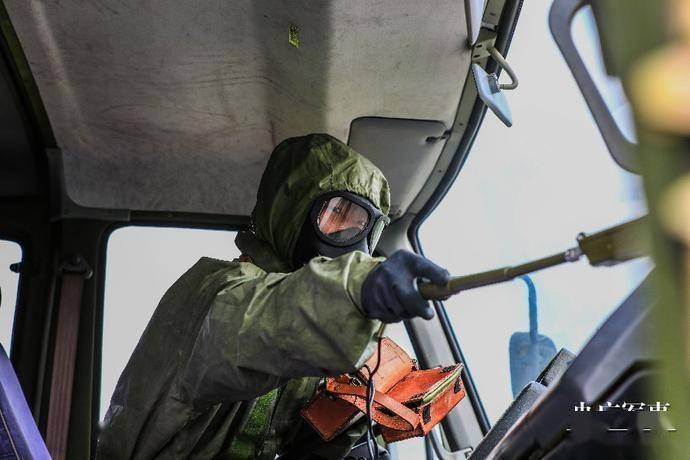 "小黄人"上线!一起来看防化兵硬核"跑毒"