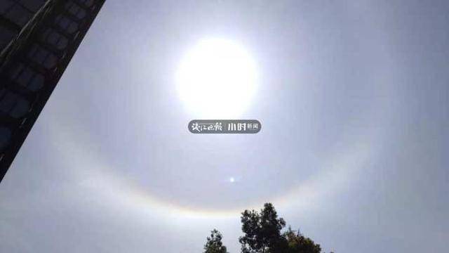 刚刚杭州有人拍到了日晕日晕三更雨这意思是今晚要下雨