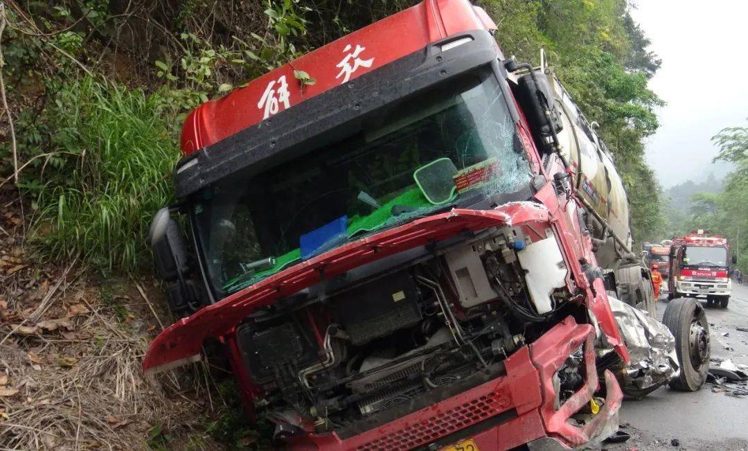 慢行雨天交通事故相对多发但…今