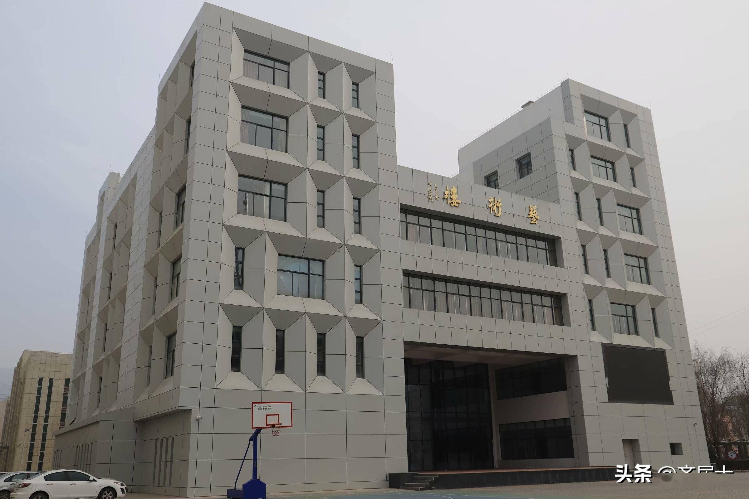 环县五中艺术楼美育是党的教育方针的重要组成部分,是立德树人,培根