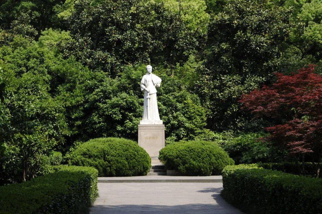 重建后的秋瑾墓坐东朝西,墓基用特制的青石砌成,墓座用花岗石砌筑