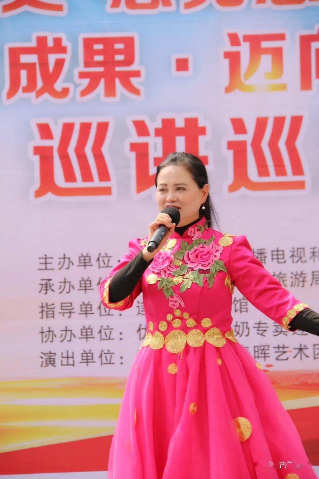 《一往情深》表演:刘洪 胡本宁歌舞《为时代创造辉煌》演唱:何雪萍