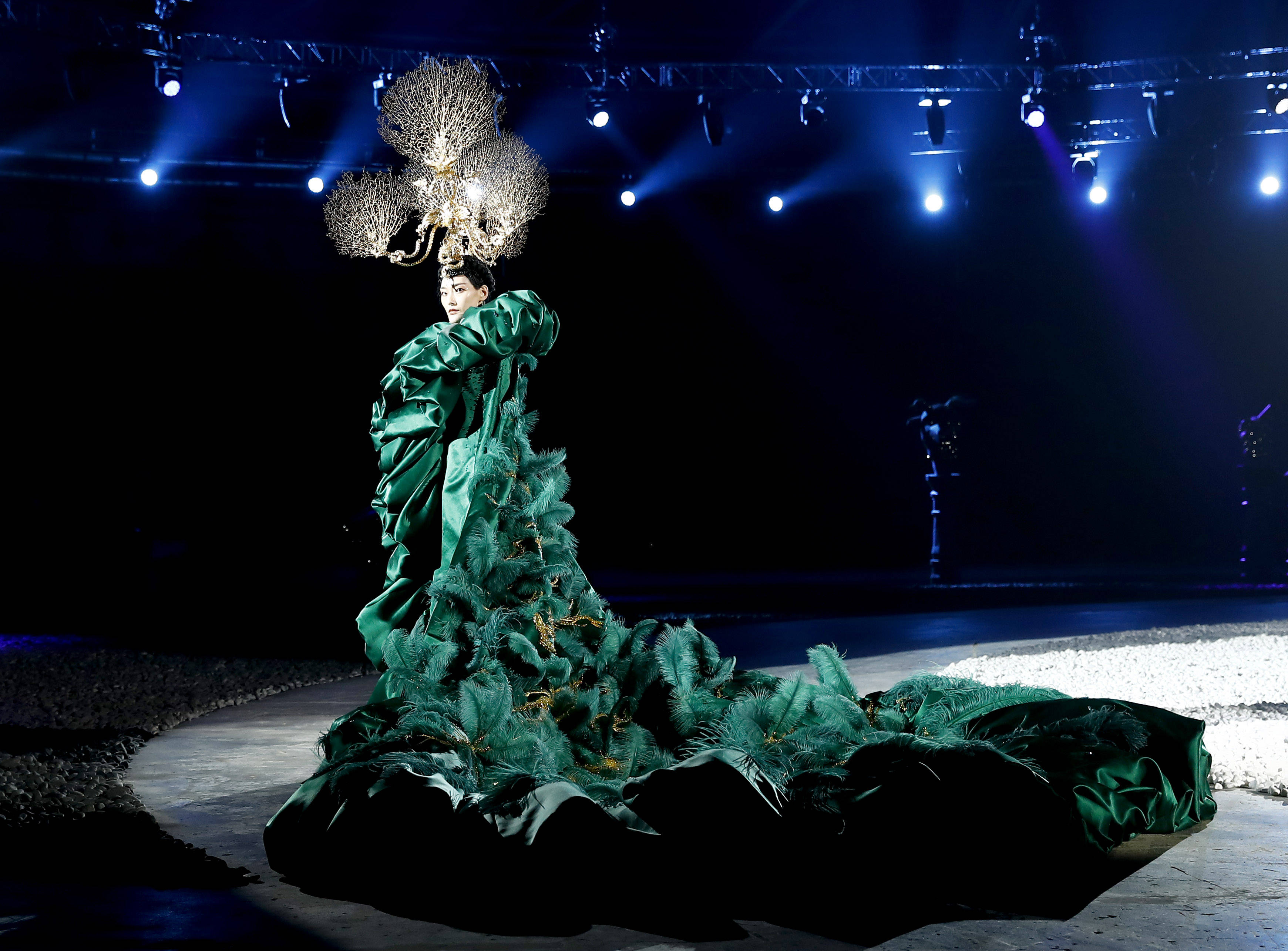 "盖娅传说·熊英"时装发布会在京举行