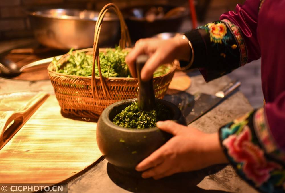 2021年3月23日,贵州省铜仁市松桃苗族自治县的群众在捣碎青蒿.