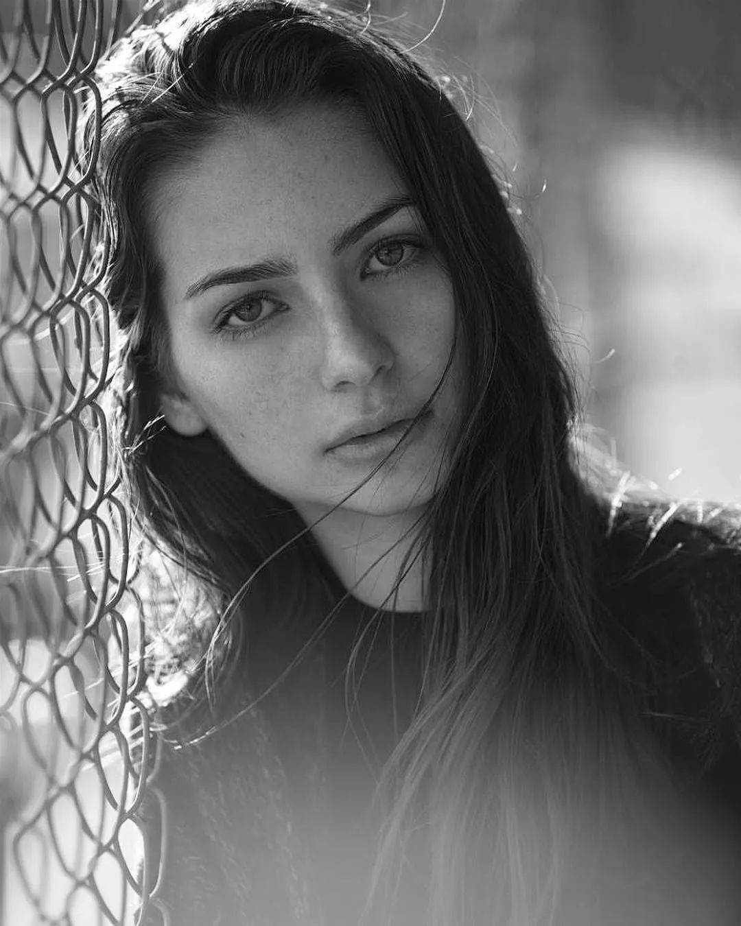 保罗沃克之女梅朵t台首秀冷艳造型惊艳观众