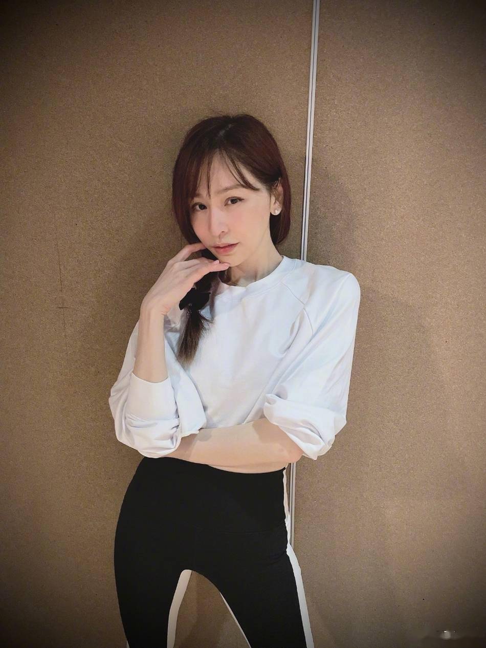 3月25日,王心凌在微博晒六连拍近照,并配文写道:"潜水太久,让我来发个