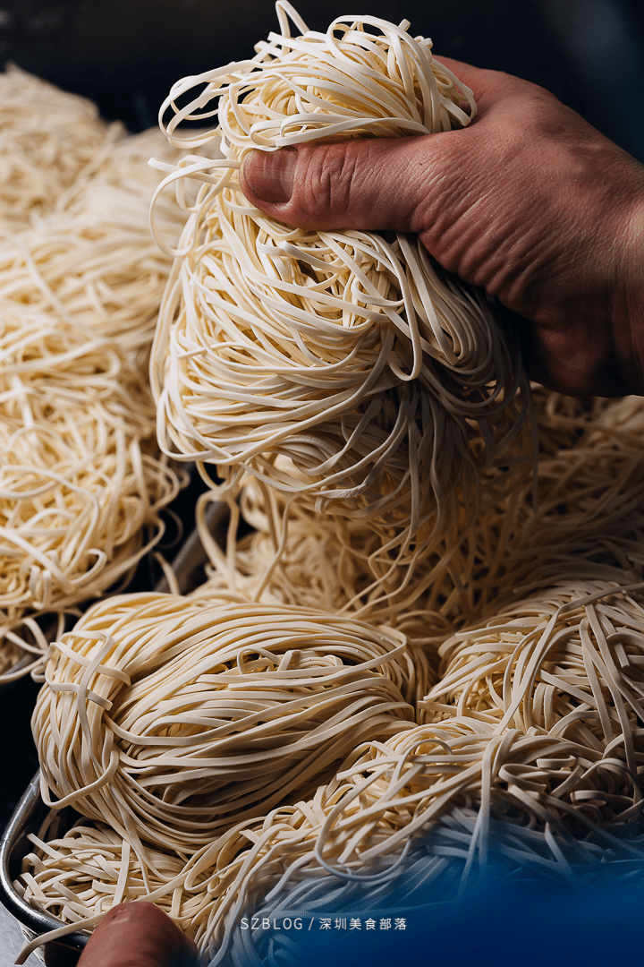 面本身也有讲究,必须用当地独有的水叶子面,下锅煮至断生再用力沥干