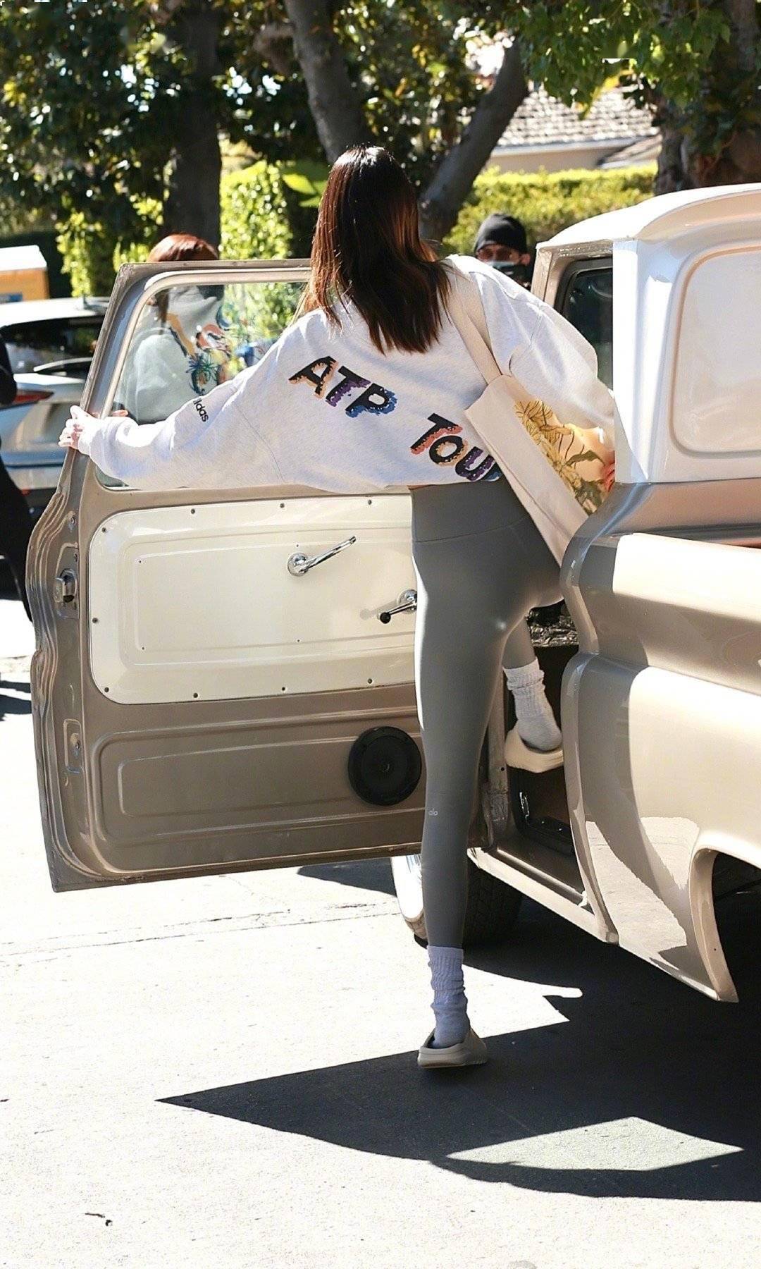 肯豆不愧是超模穿运动装配健美裤毫无尴尬感身材绝了