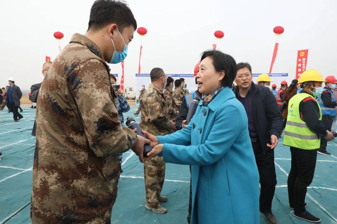 全國勞動模範,煙臺港有限公司裝卸司機江偉代表重點工程項目建設者