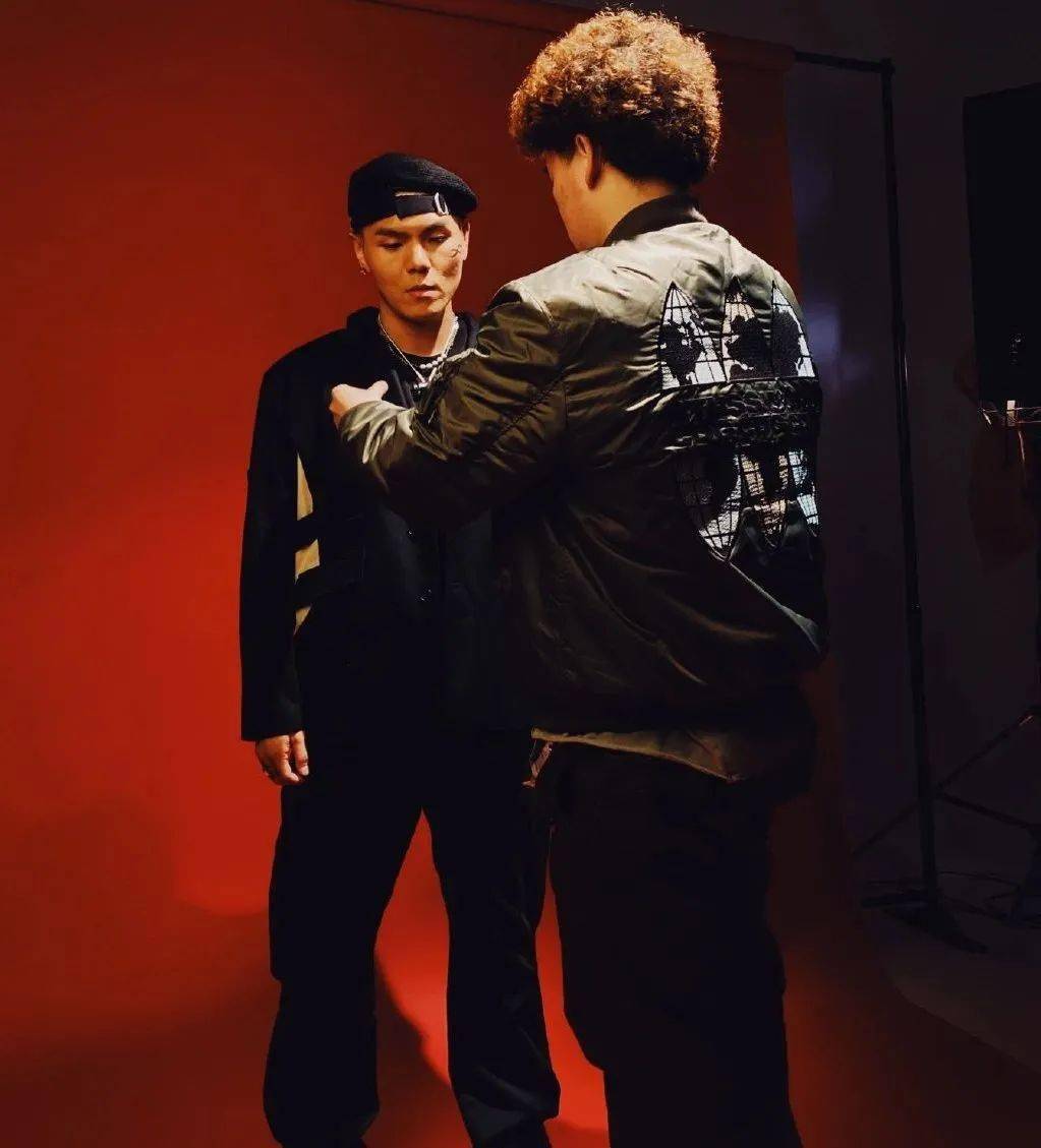 现场高喊一挑五惹大傻尴尬还有人在疯狂背祖训