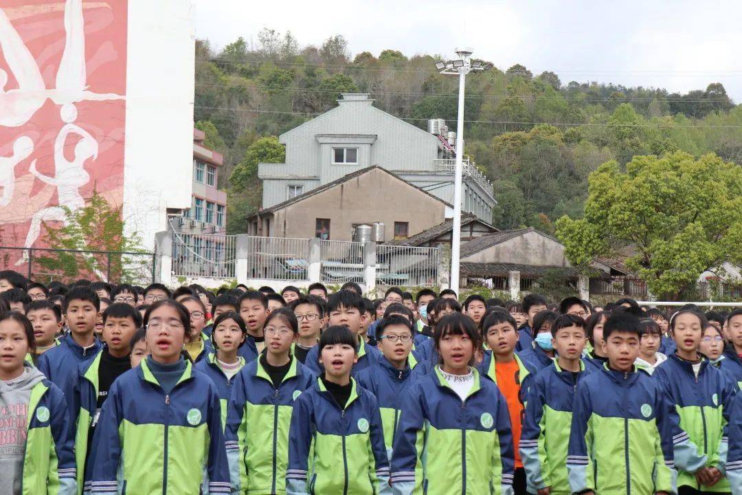 温西中学的学生们踌躇满志,意气风发,青春向党,唱响校歌,向党献礼.