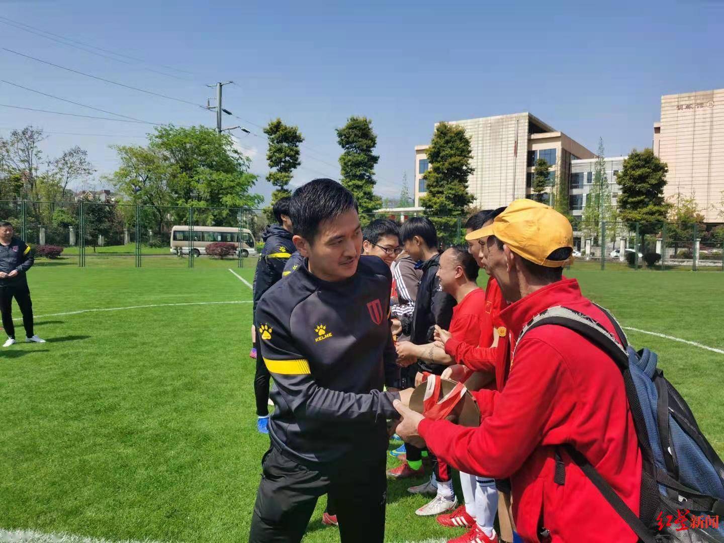 成都蓉城主帅徐正源与球迷同场竞技！球迷：以后吹牛都有资本了_训练基地