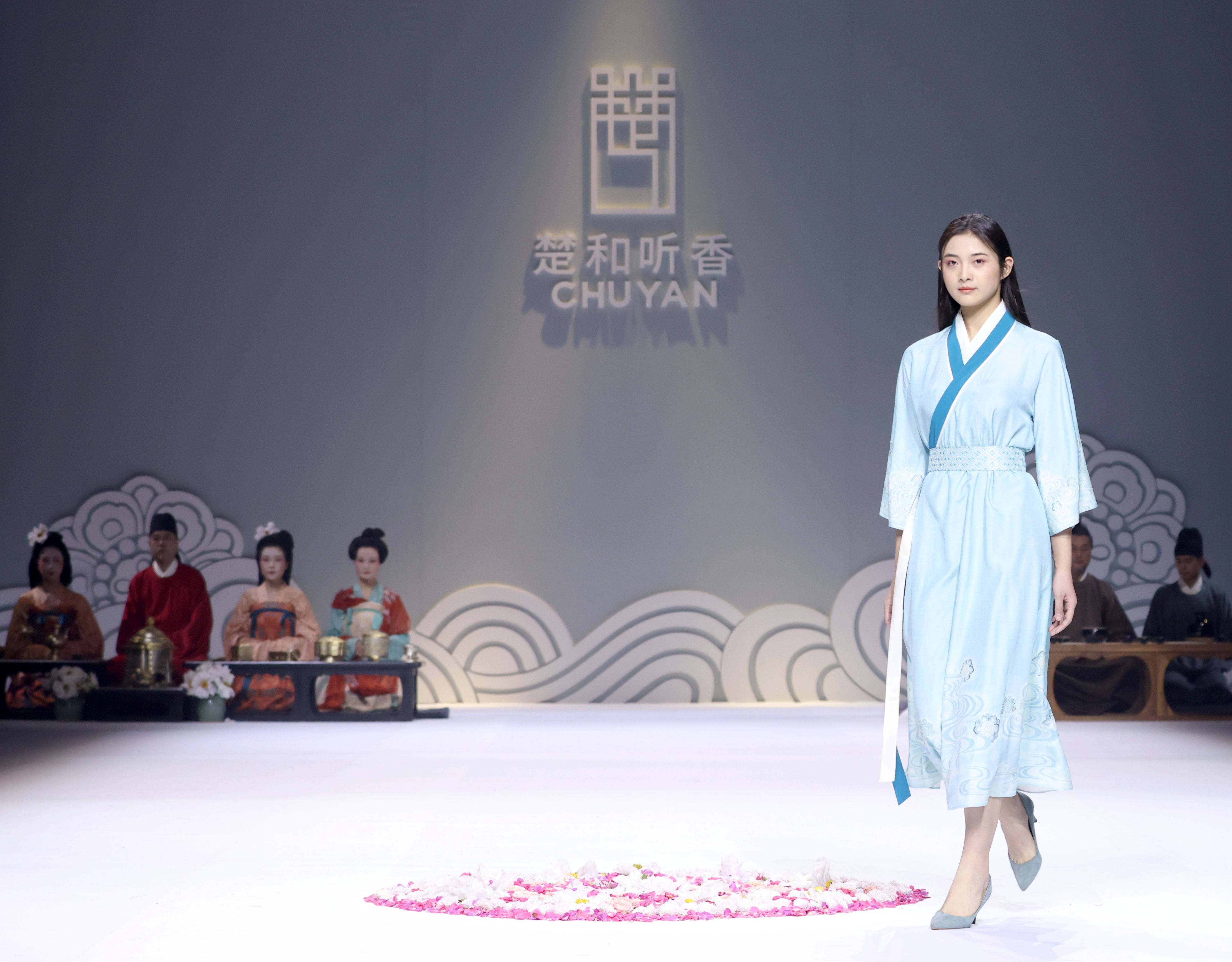 "楚和听香·问茶"时装发布在京举行