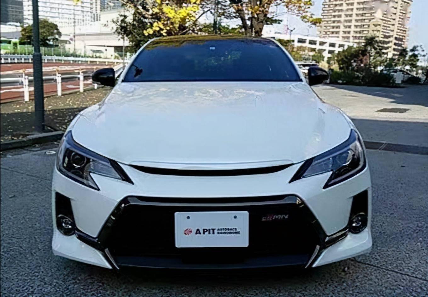 新款丰田锐志实拍凌厉造型后驱加速7秒比大众cc帅气