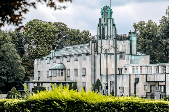 德国青年派后期的重要代表人物贝伦斯(peter behrens)的设计风格更是