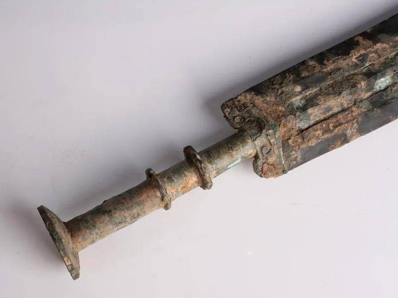 此外,还有战国越王剑,剑把圆首,茎作圆柱形,茎上有二圈凸起的圆箍,有