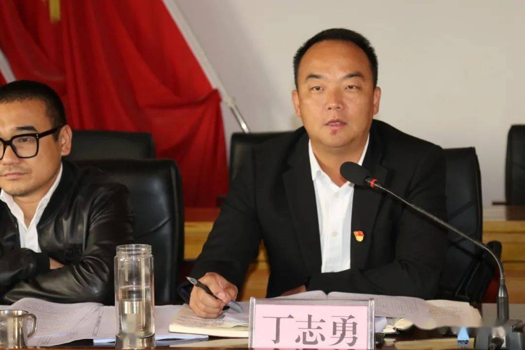 动员会后,乡党委书记丁志勇紧接着为与会人员上了一节《回眸井冈山