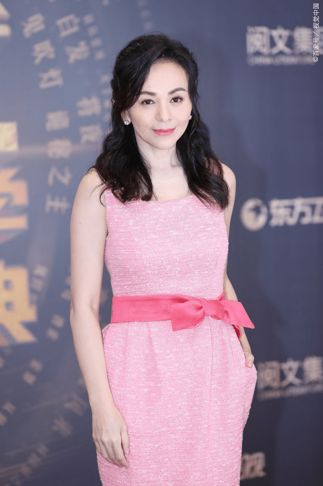 王琳穿粉裙丝毫没有雪姨的架势不仅看着温婉身材姣好也像少女