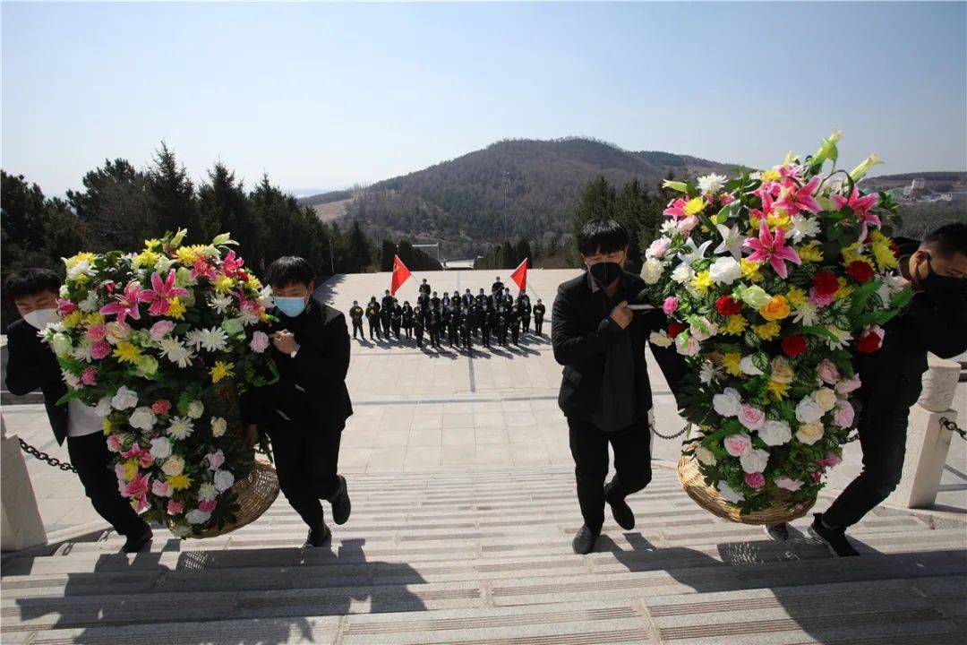 今日上午 这些人来到辽源烈士陵园