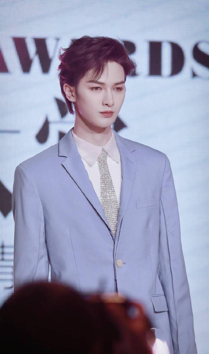 朱正廷一袭蔚蓝西装彰显洁净素雅 获年度挚爱最具人气男艺人奖
