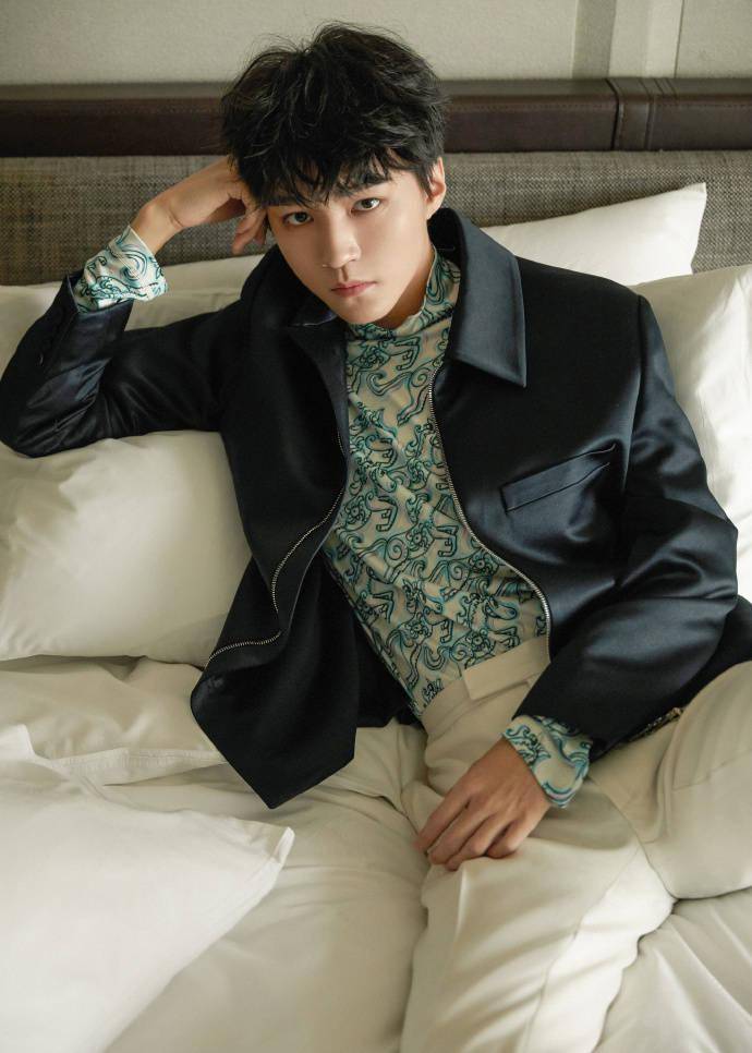 王俊凯时尚芭莎年度派对造型释出迪奥小王子待会儿见