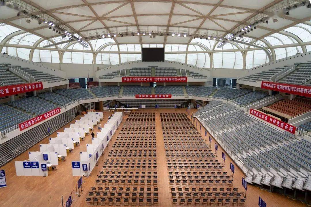 学校将可以容纳8000人的霍英东体育中心划分为预检登记区,接种区,留观