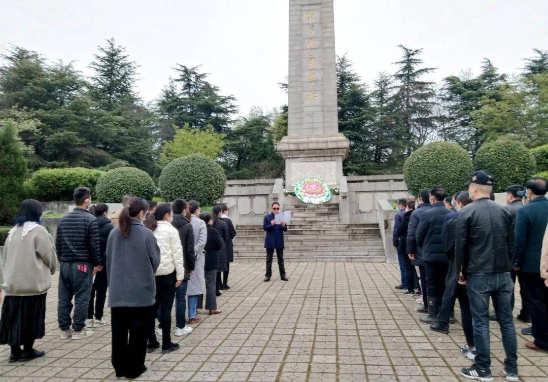 学党史我们把教育课堂设在革命烈士陵园