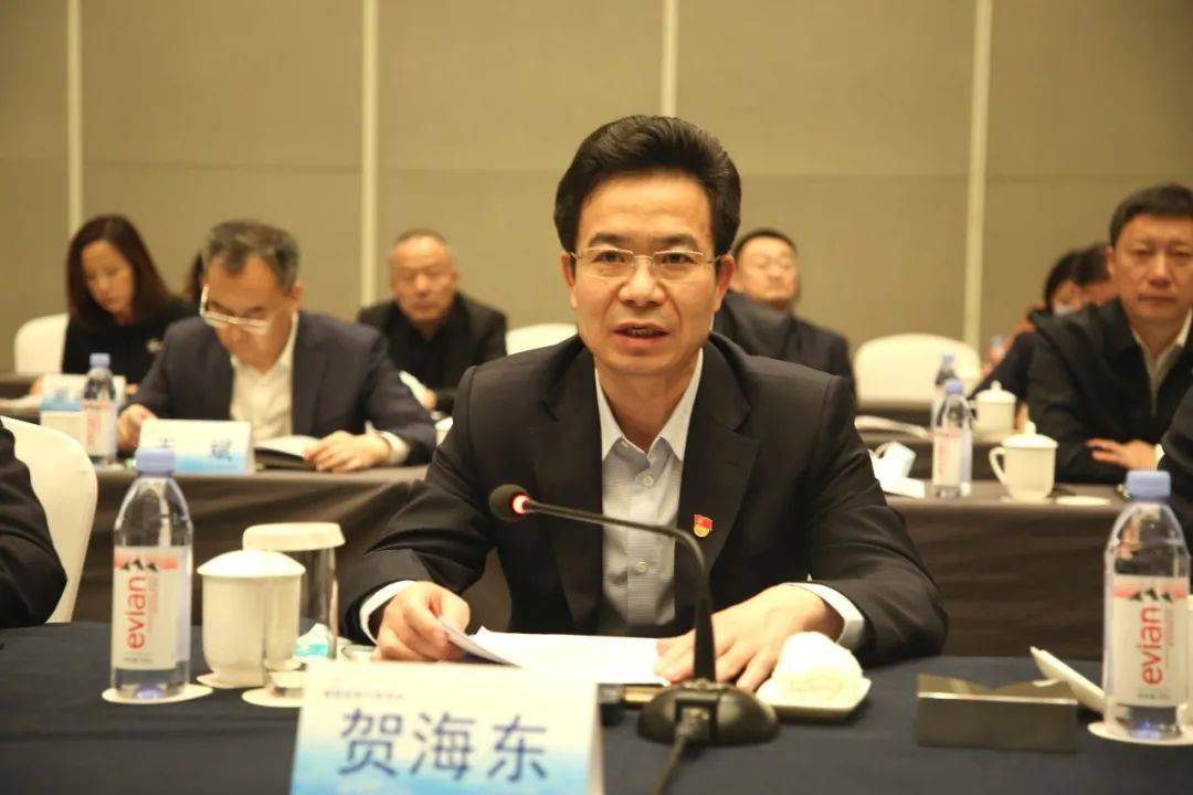 在恳谈会上,市委副书记,市长贺海东首先对企业家们齐聚呼和浩特表示