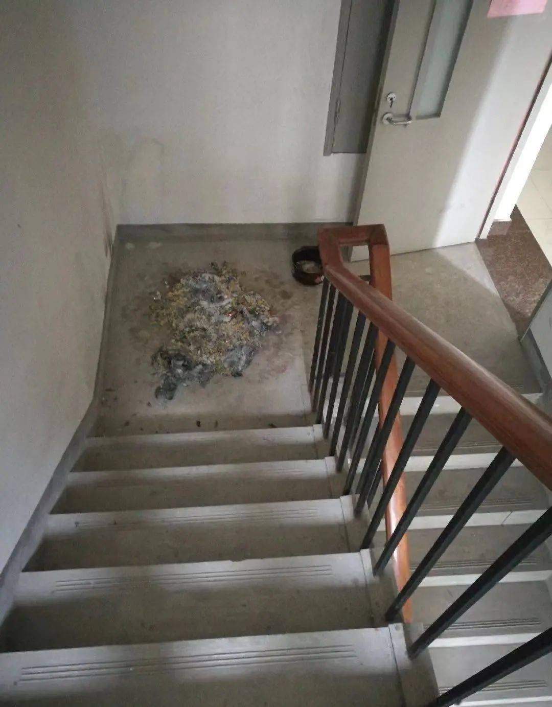 震惊楼道烧纸邻居劝阻反被打