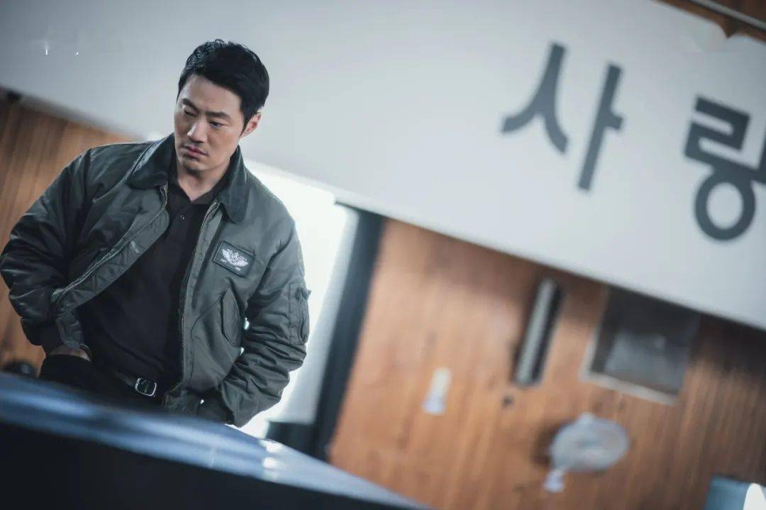 而《窥探》接下来讲述的剧情,就主要围绕25年后,几个长大成人的孩子所