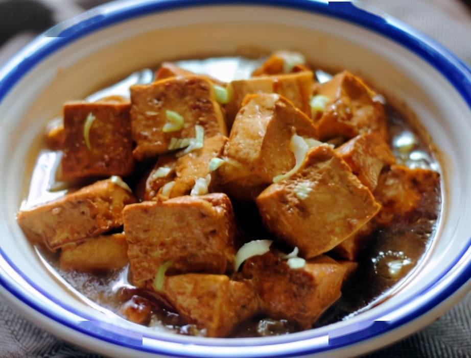 红烧豆腐的做法:备用食材:豆腐1块,花生油少许,豆瓣酱2勺,香葱2根