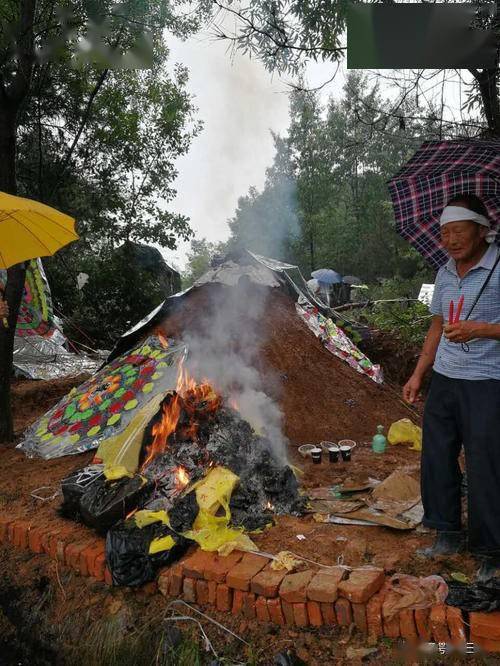 农村老人死后头七天要在门槛内外撒上草木灰是干什么的