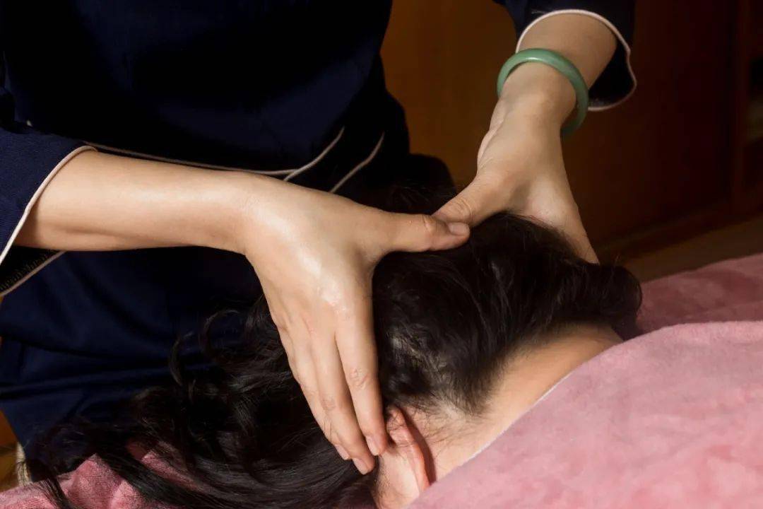 开的酸爽感仔细感受,从背部到肩膀到脖颈恰到好处的力道将僵硬的肌肉