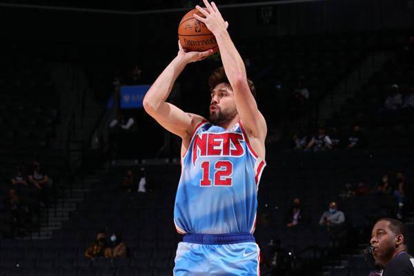 乔-哈里斯本季三分命中率48.9%,在历史高出手射手中列第一_篮网