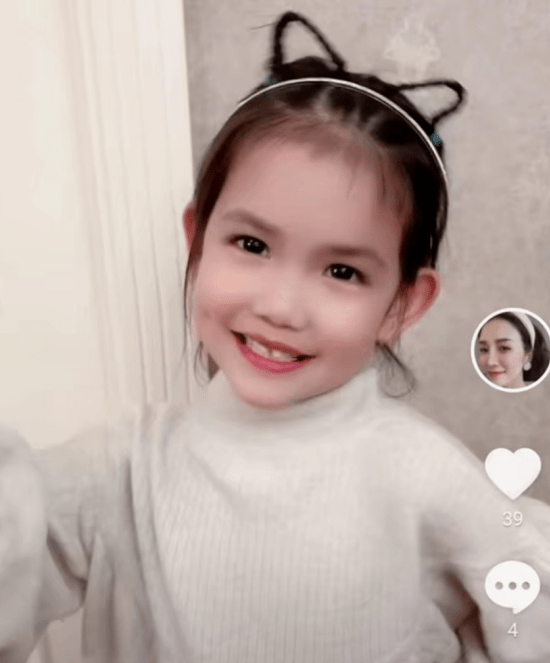 杨烁娇妻晒四岁女儿近况女儿五官精致很上镜网友跪求原地出道