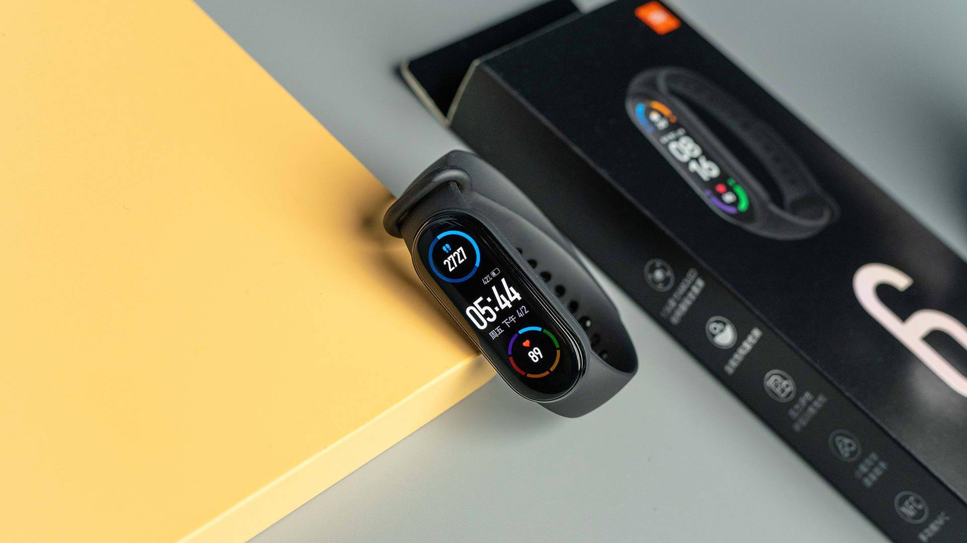 "全面屏"夹持再加专业硬实力 小米手环6图赏