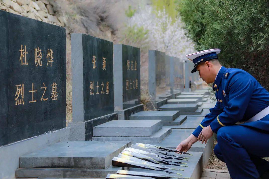 "杜晓烨烈士是我们的好战友,可他弟弟还从来没有去过消防队.