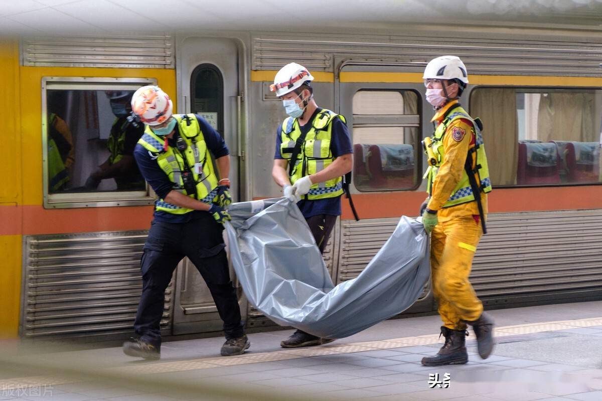 台湾列车脱轨事故:太鲁阁新城火车站不断有遇难者遗体被移出