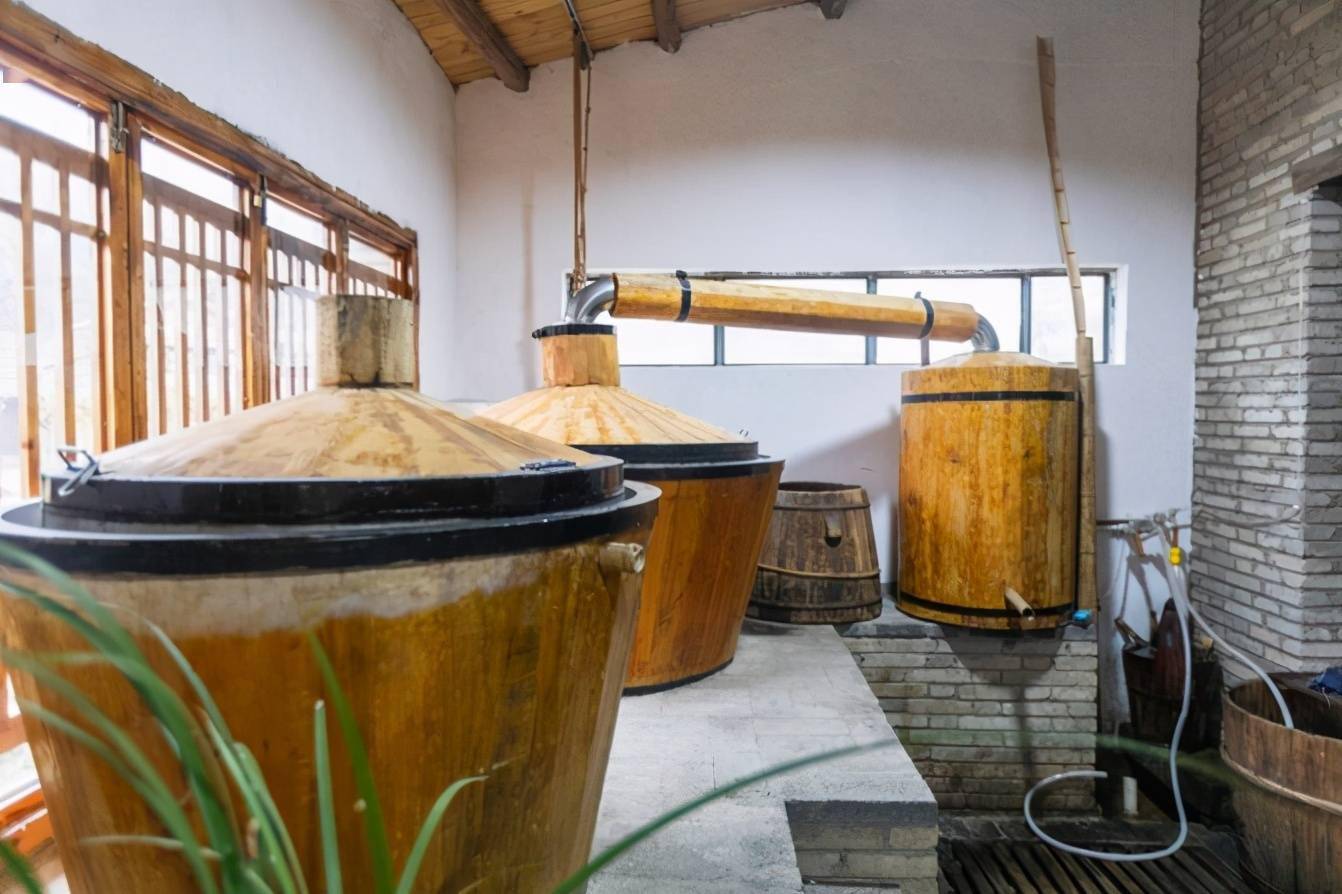 半岭自然村村里的酿酒坊至今保留着百味旨酒的古法酿造,大堂上方悬挂